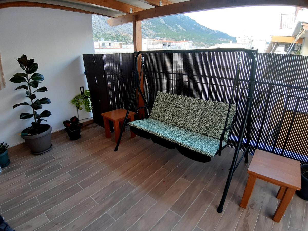 Central Apartment Near The Beach With Huge Private Terrace Лоутраки Экстерьер фото