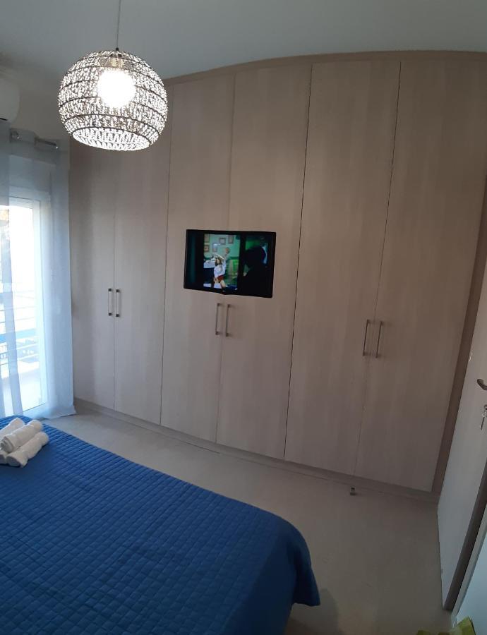 Central Apartment Near The Beach With Huge Private Terrace Лоутраки Экстерьер фото