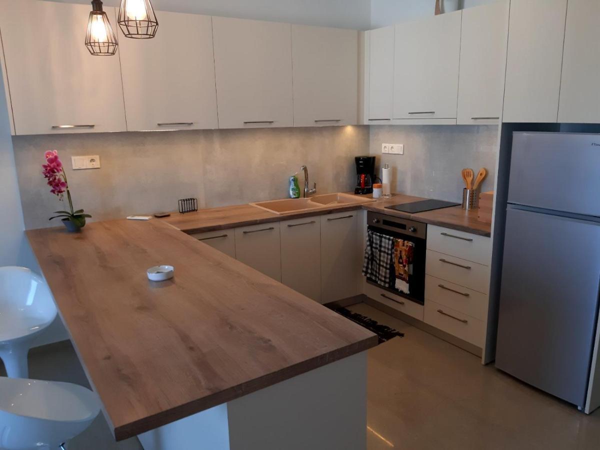 Central Apartment Near The Beach With Huge Private Terrace Лоутраки Экстерьер фото